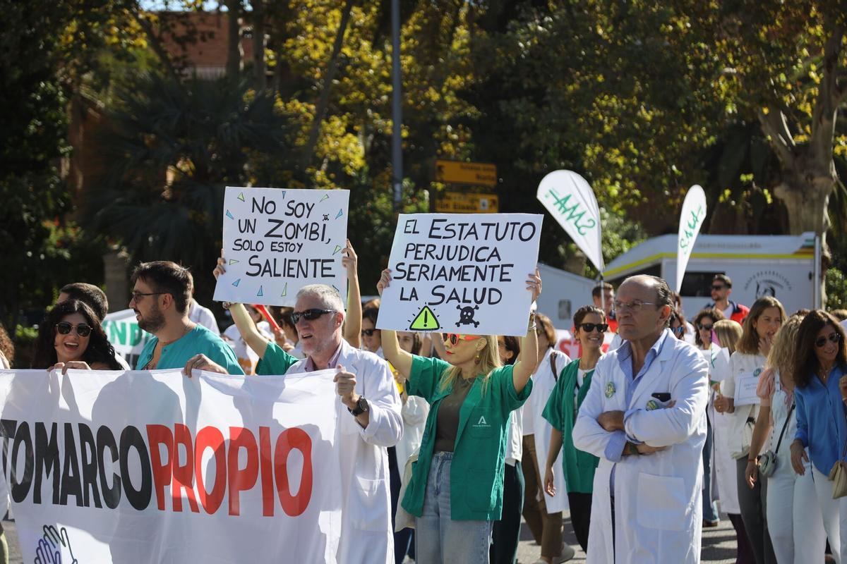 Un millar de médicos invaden en centro de Málaga en una nueva jornada de huelga