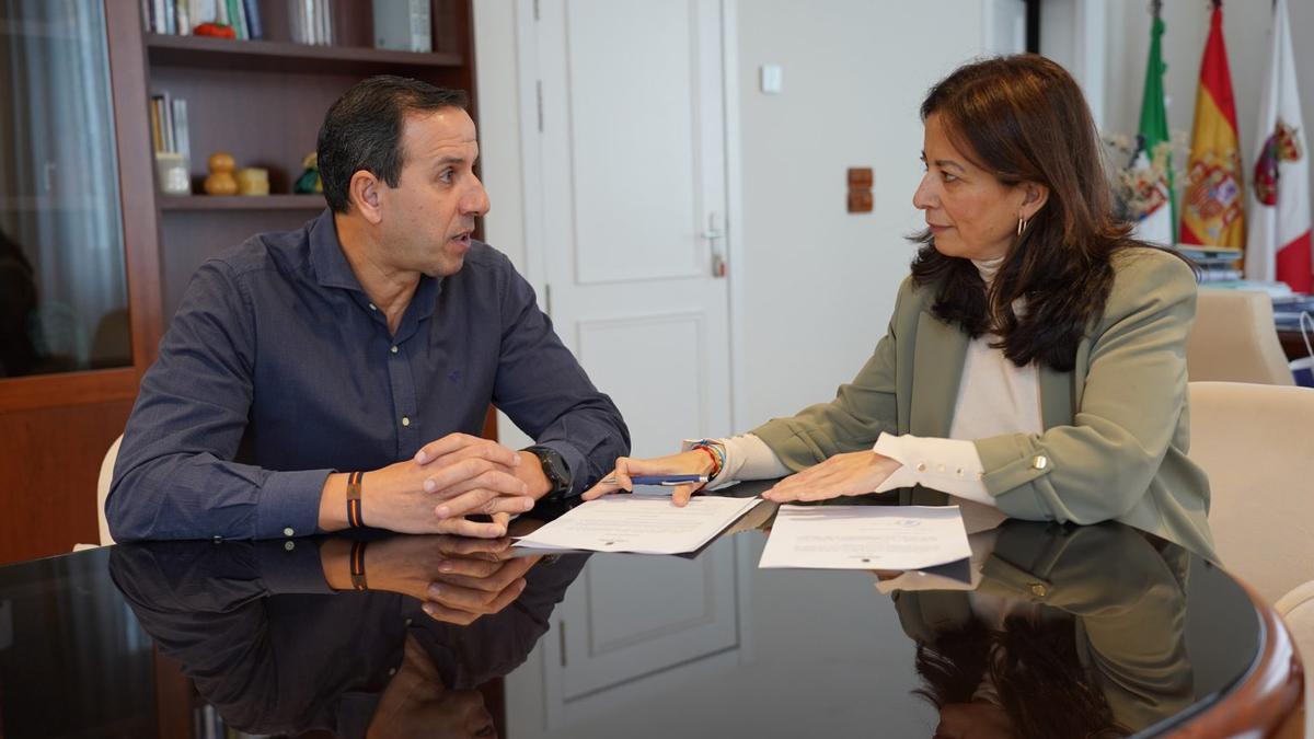 El concejal Adamez, junto a la alcaldesa Medina.