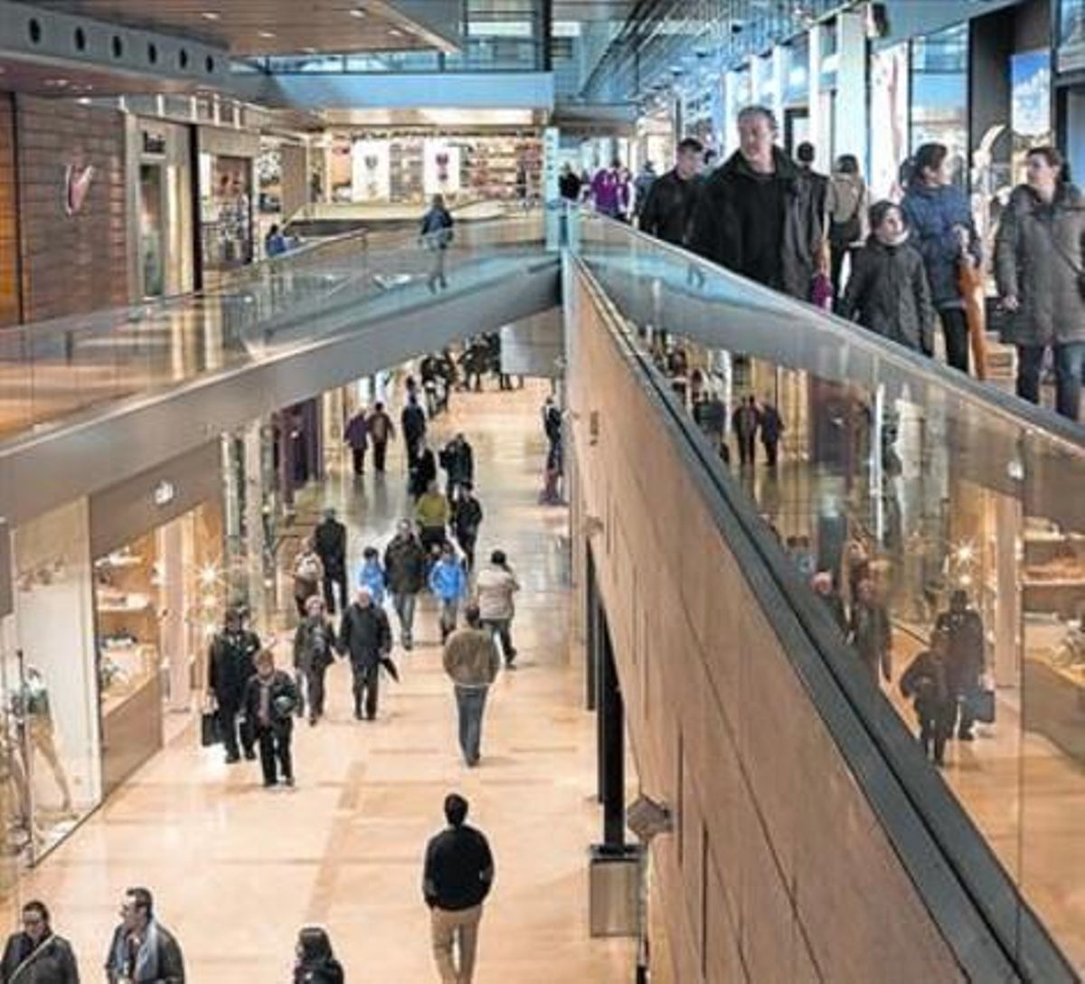 Compradors al centre comercial de l’Illa, en un dels diumenges oberts. Compradors al centre comercial de l’Illa, en un dels diumenges oberts.
