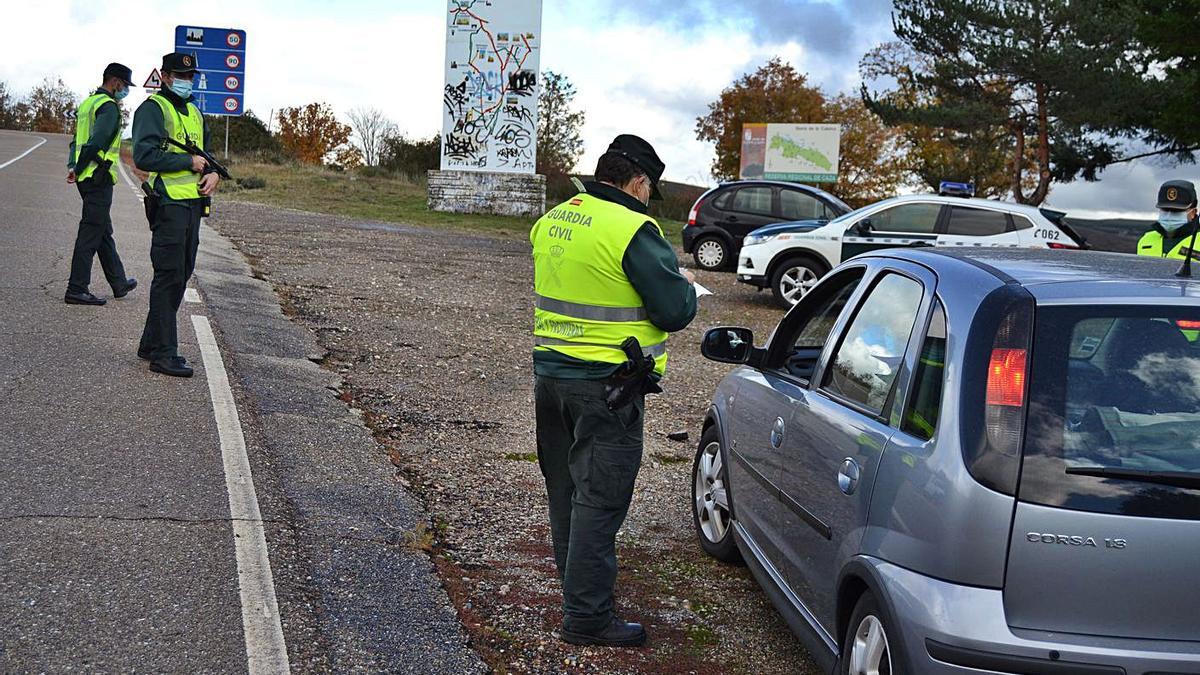 La Guardia Civil durante un control de las normas del COVID en las carreteras de la provincia.