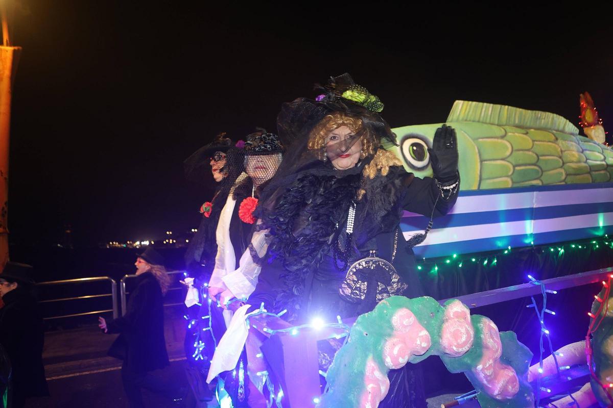 A Coruña llora el fin del Entroido en el entierro de la sardina