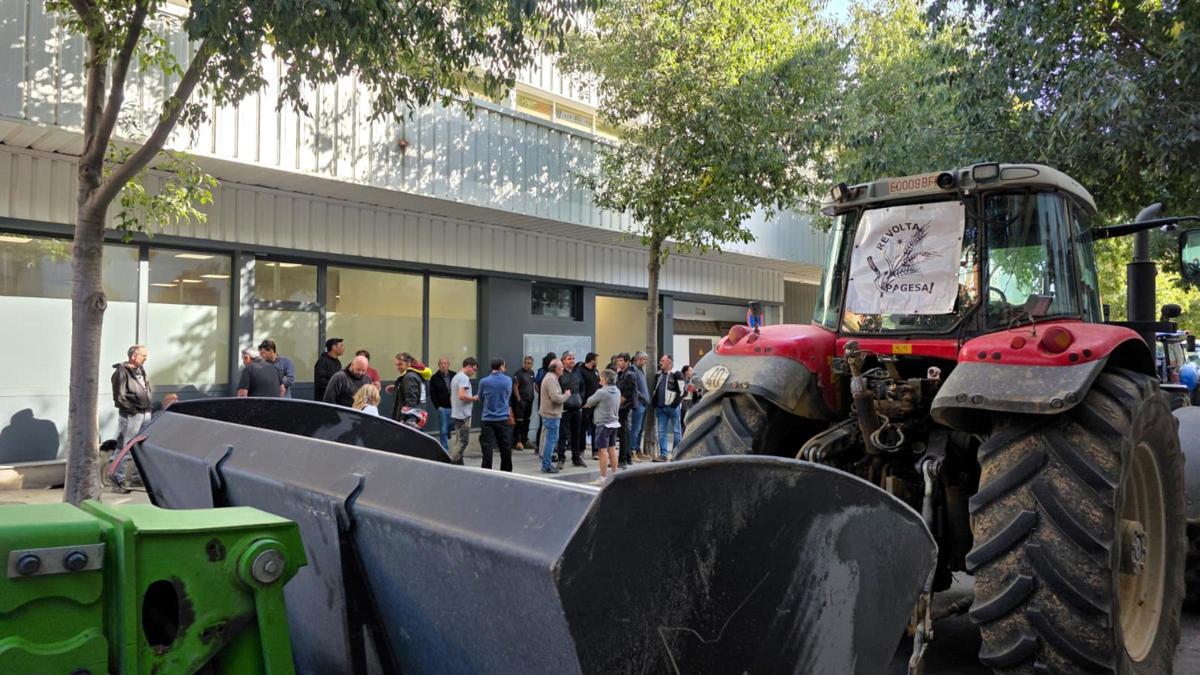 Concentració del Gremi de la Pagesia-Revolta Pagesa davant l'oficina comarcal de l'Alt Empordà del Departament d'Agricultura, a Figueres, aquest dilluns.