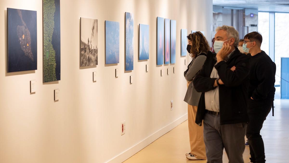 Inauguración de la exposición solidaria de fotografías 'La Palma, volcán y vida'.