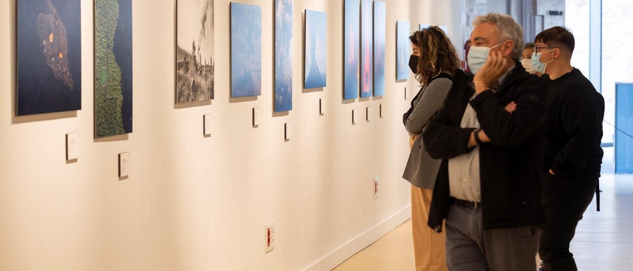 Exposición solidaria de fotografías en el Auditorio Alfredo Kraus para los afectados por el volcán de La Palma