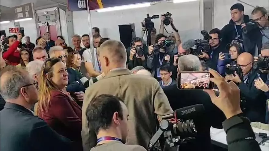 Joan Laporta acompaña al ex presidente de la Generalitat, Jordi Pujol, a la votación con gritos de "president, president"