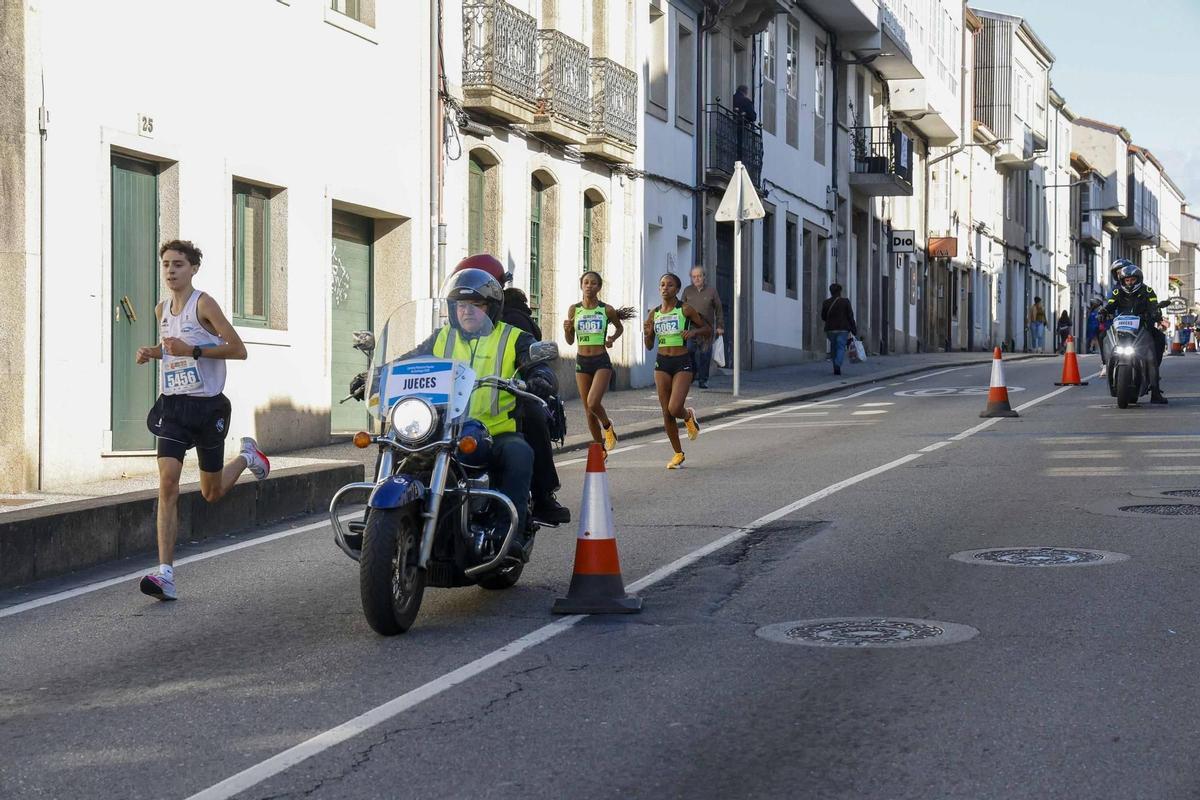 Debris y Demeku Paniagua, durante la Carreira Popular Pedestre de Santiago 2025.