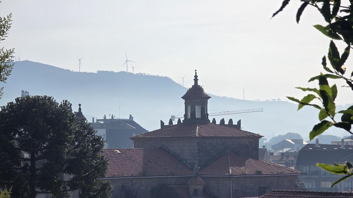 La ciudad de Vilagarcía amaneció cubierta de humo.