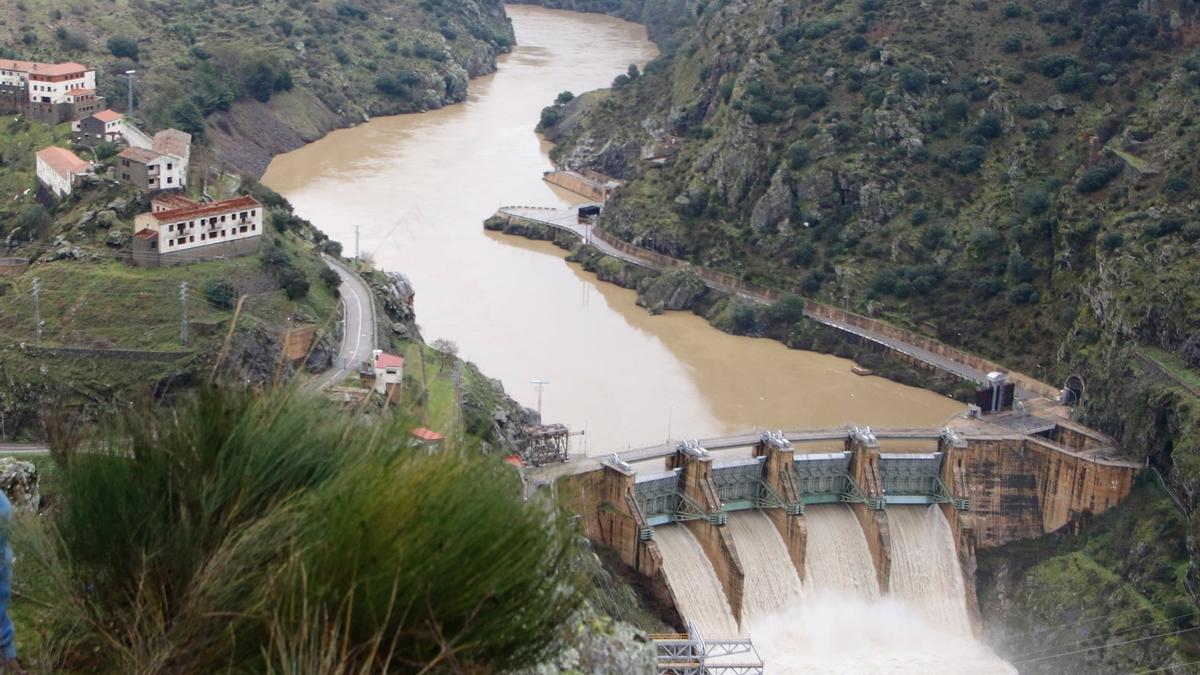 Vista del Salto de Castro durante un desembalse