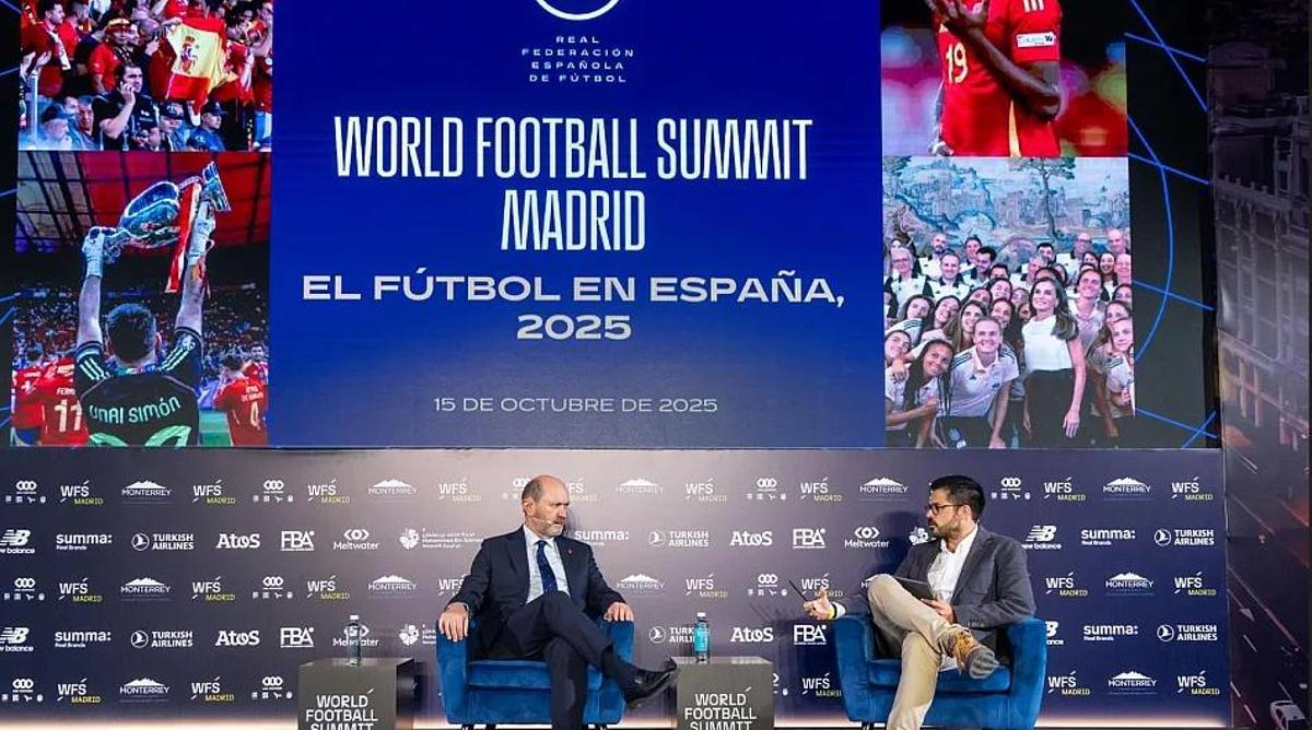 Rafael Louzán, presidente de la RFEF, y Marc Menchén, fundador y CEO de 2PlayBook, durante el World Football Summit.