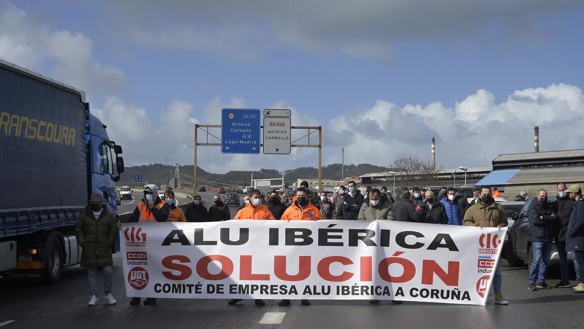 Manifestación de trabajadores de Alu Ibérica por las negociaciones en el acuerdo de su despido.
