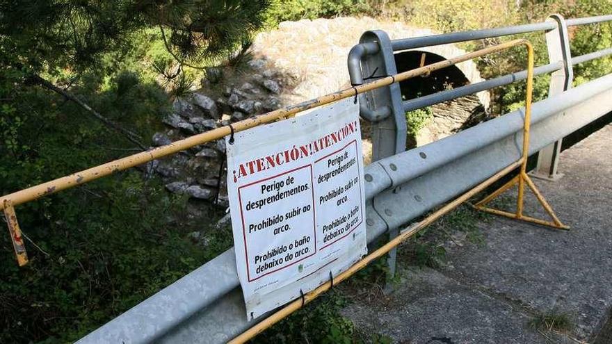 Vallas colocadas por el Concello que delimitan el paso en el arco de A Carixa. // Bernabé