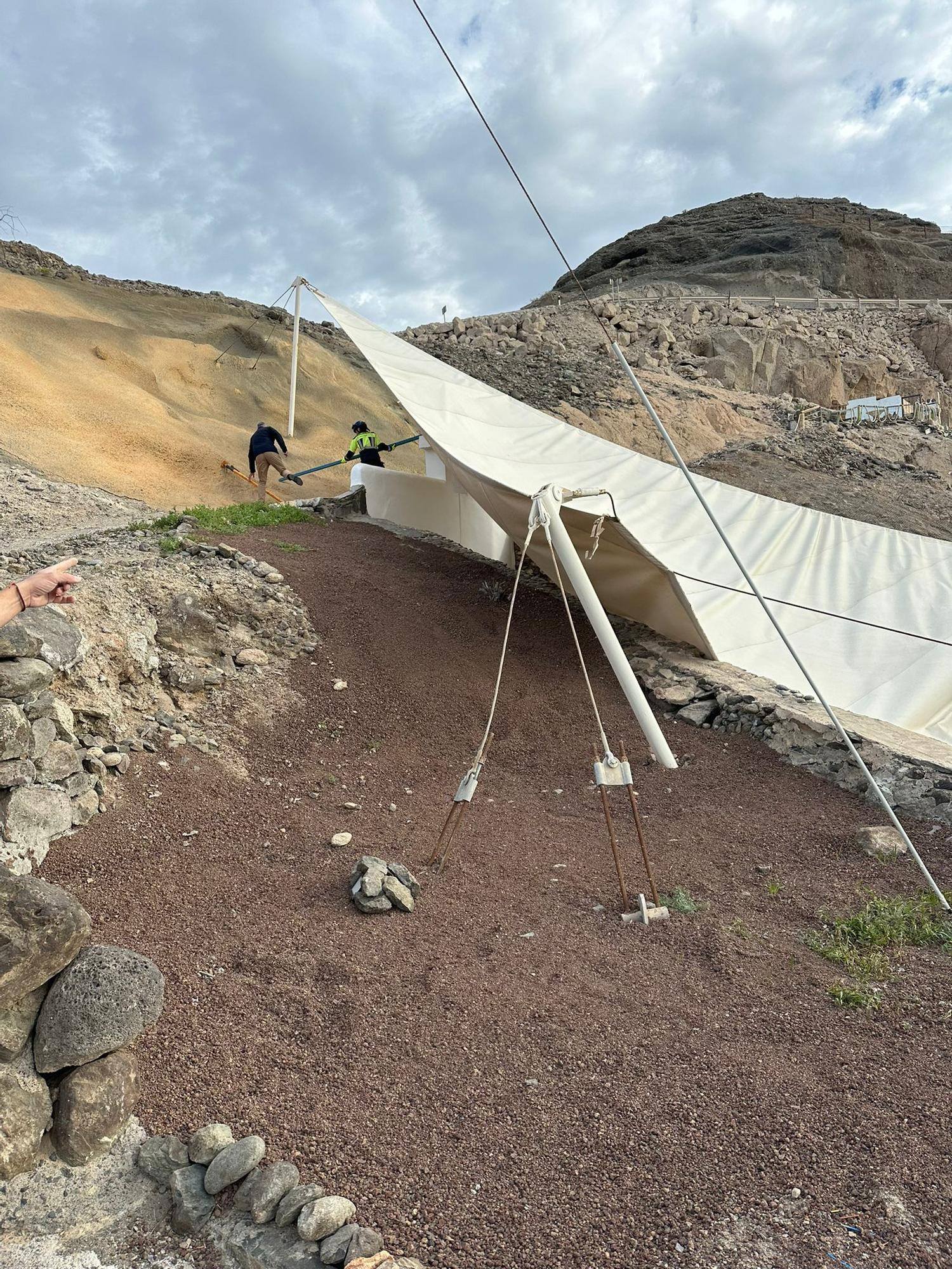 El fuerte viento arranca una lona en Santa Águeda