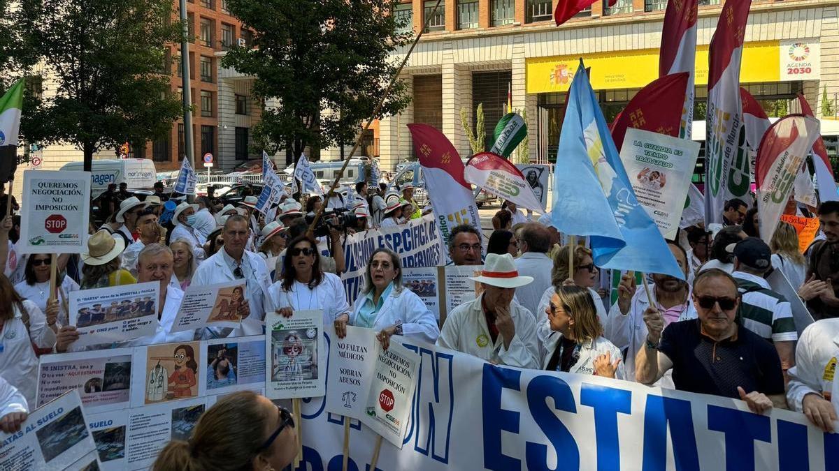 José Antonio Vidal, a la derecha, durante la protesta esta mañana en Madrid.