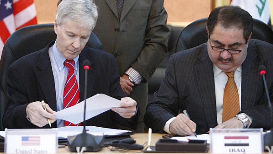 El ministre iraquià Hoshiyar Zebari i l&#039;ambaixador nord-americà Ryan Crocker van signar la retirada de tropes.