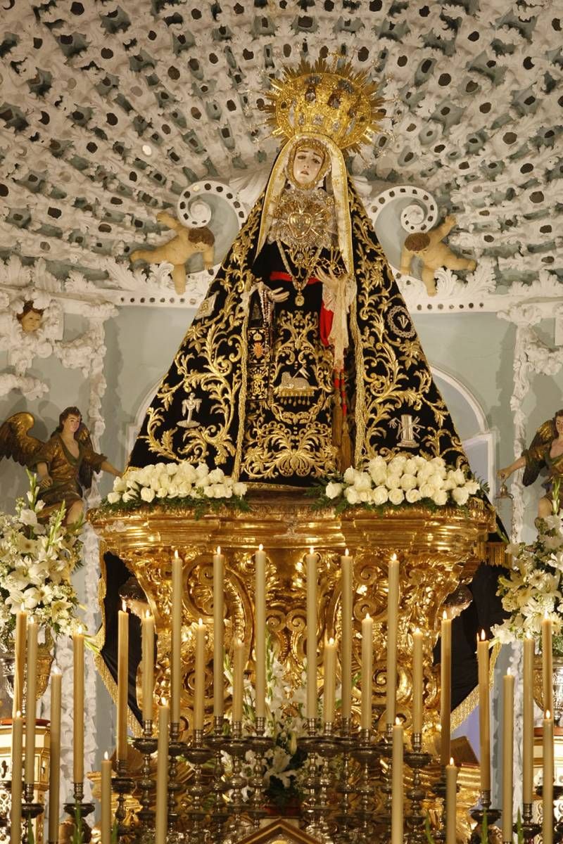 GALERÍA GRÁFICA / Colas para rendir culto a la Virgen de los Dolores