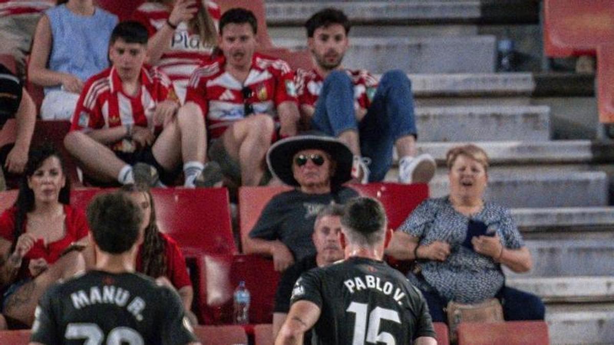 una plantilla sin fondo de armario ni red en defensa