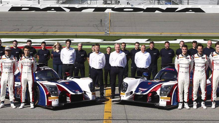 El equipo United Autosports posó al completo con Alonso en Daytona junto a los coches