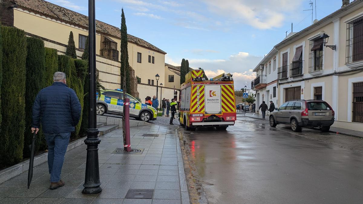 Bomberos y Policía Local en la calle Rioseco de Palma del Río, en la tarde de este viernes.