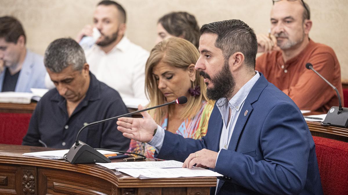 Los concejales de Vox en Alicante Mario Ortolá y Carmen Robledillo, en primer término