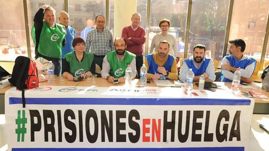 Representantes sindicales de los funcionarios de prisiones, ayer, en la sede de la Delegación del Gobierno, en Murcia.
