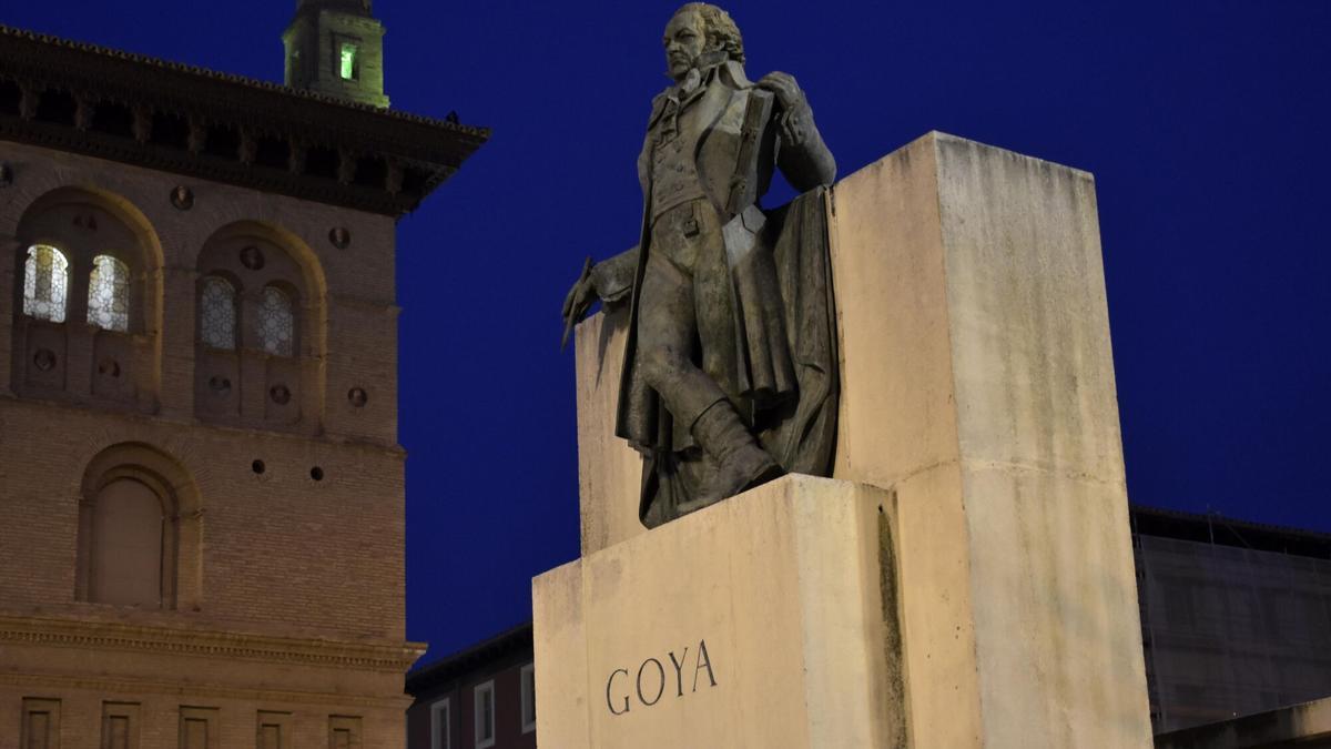 Escultura del pintor en la Fuente de Goya en la plaza del Pilar.