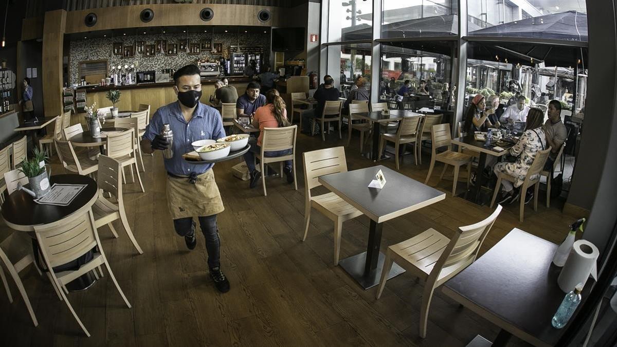 Restaurante en La Maquinista en el inicio de la fase 2 en Barcelona.