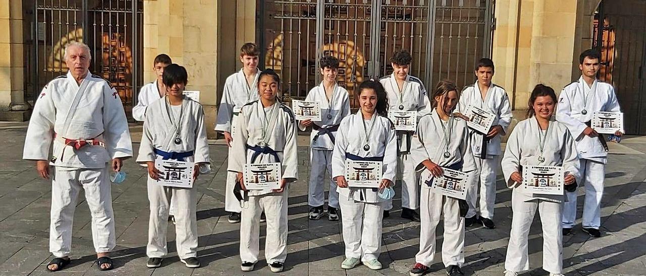 José Antonio Gandoy, con sus alumnos que lograron medallas. | LNE