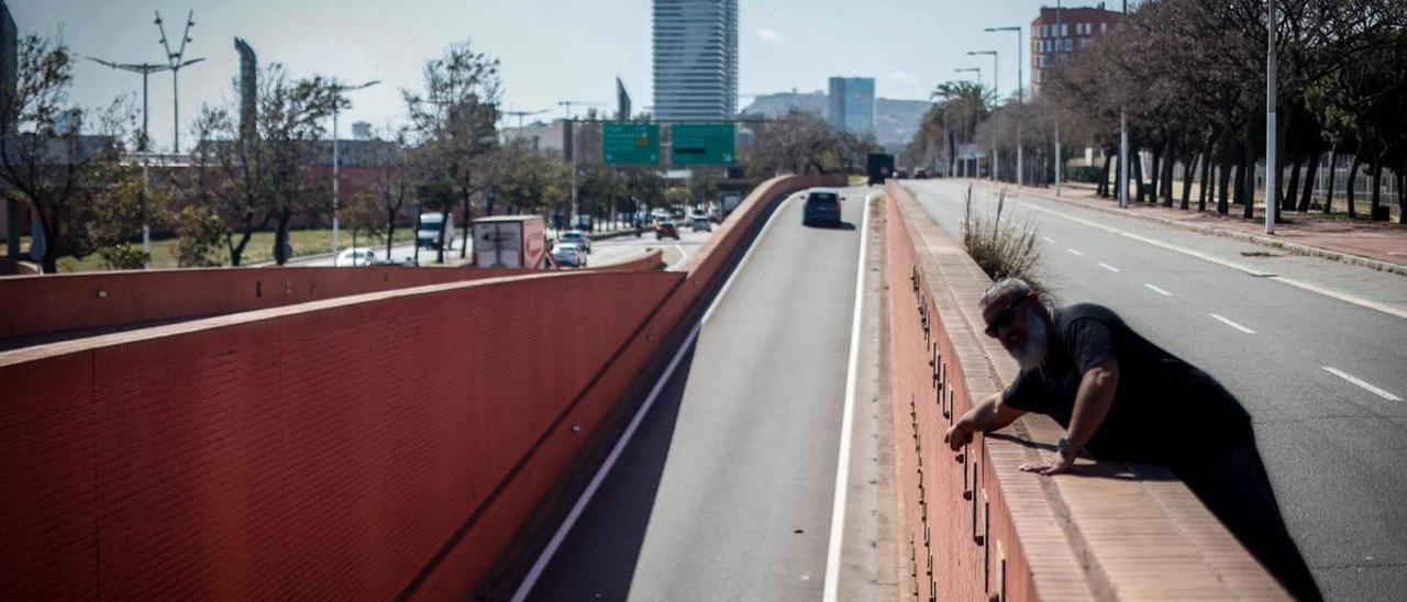 Jonathan señala el muro desde el cual fue arrojado el chico hacia la Ronda Litoral.