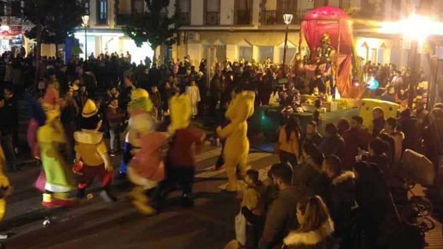 La cabalgata a su paso por el parque de La Llera en Arriondas.