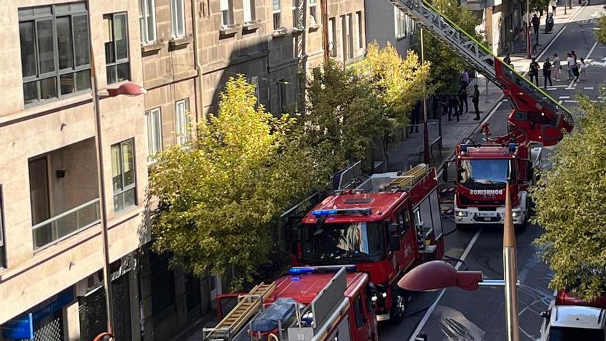 Los Bomberos de Vigo intervienen en un incendio en Sanjurjo Badía