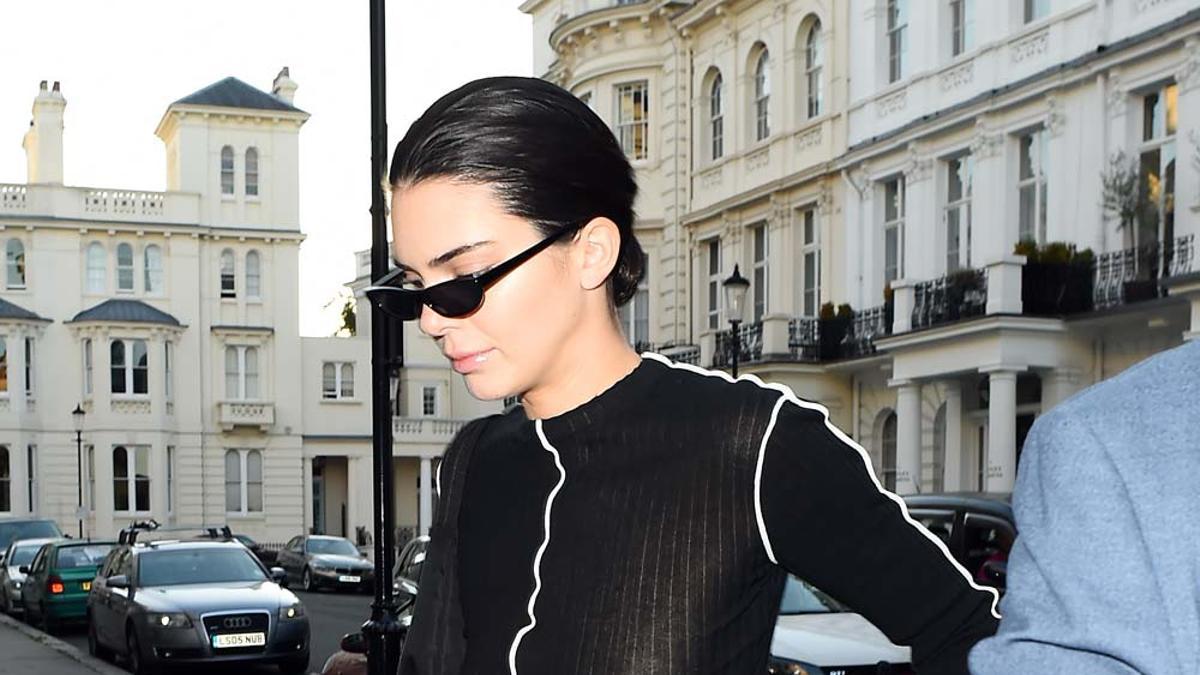 Kendall Jenner apuesta por un top con transparencias a su llegada a Londres