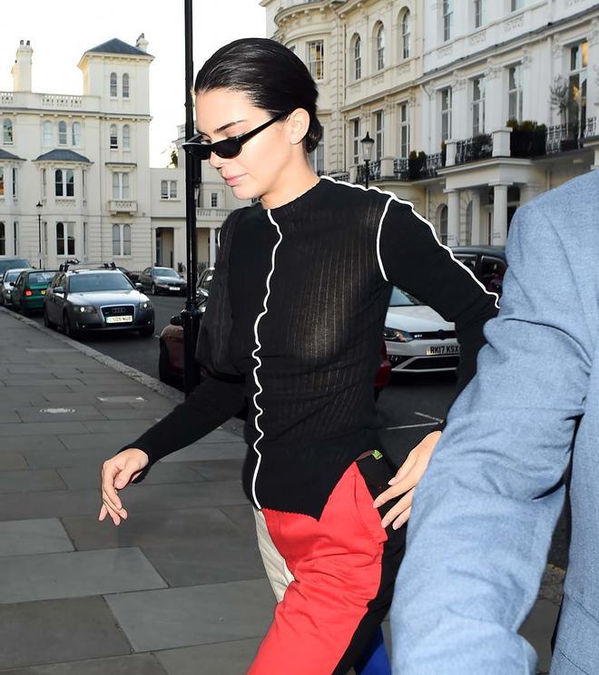 Kendall Jenner apuesta por un top con transparencias a su llegada a Londres