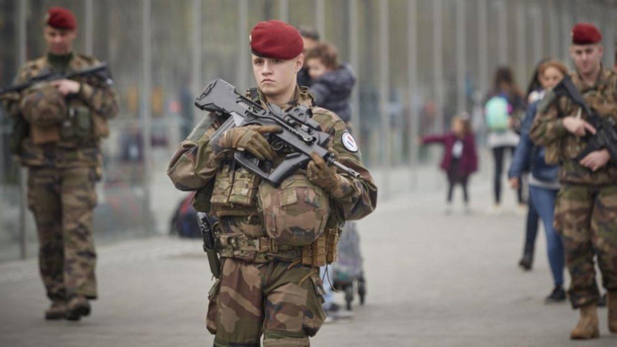 Francia impone el toque de queda en París y otras ocho ciudades de Francia