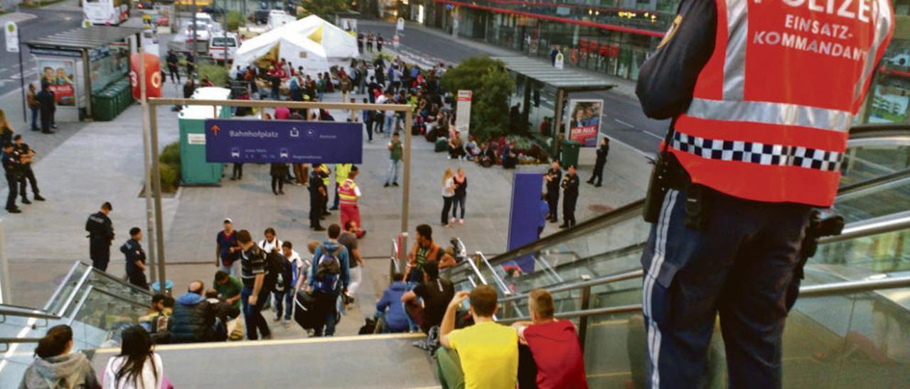 La imagen muestra la estación ferroviaria de Wels, localidad austriaca cercana a la frontera con Alemania. Al fondo, las carpas de acogida y los refugiados sentados en el suelo o esperando noticias. Había Policía especializada, con sus chalecos naranja.