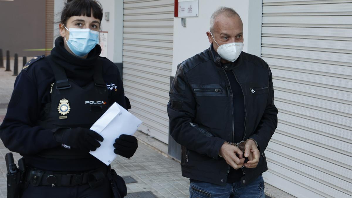 El detenido, esta mañana, a su llegada al juzgado de Mislata.