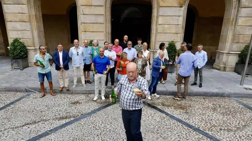 La Fiesta de la Sidra de Gijón, que premiará al llagar Canal con el "Tonel de Oro", busca superar su récord de escanciado simultáneo por segundo año consecutivo: "Es una programación variada e intensa"