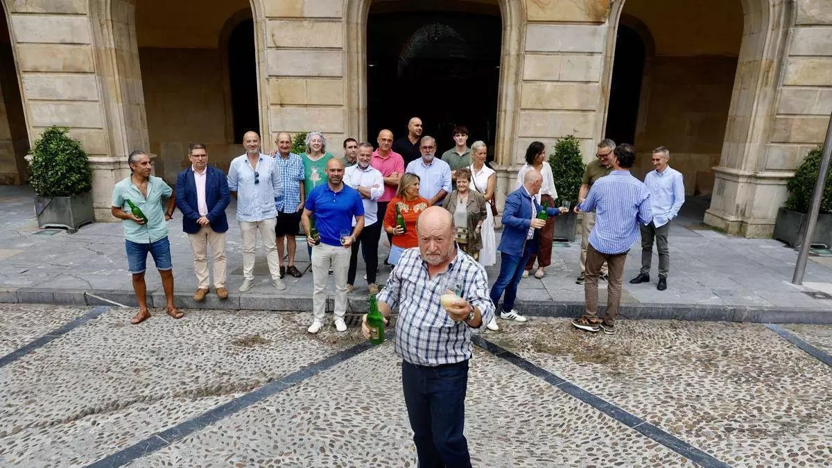 La Fiesta de la Sidra de Gijón, que premiará al llagar Canal con el "Tonel de Oro", busca superar su récord de escanciado simultáneo por segundo año consecutivo: "Es una programación variada e intensa"