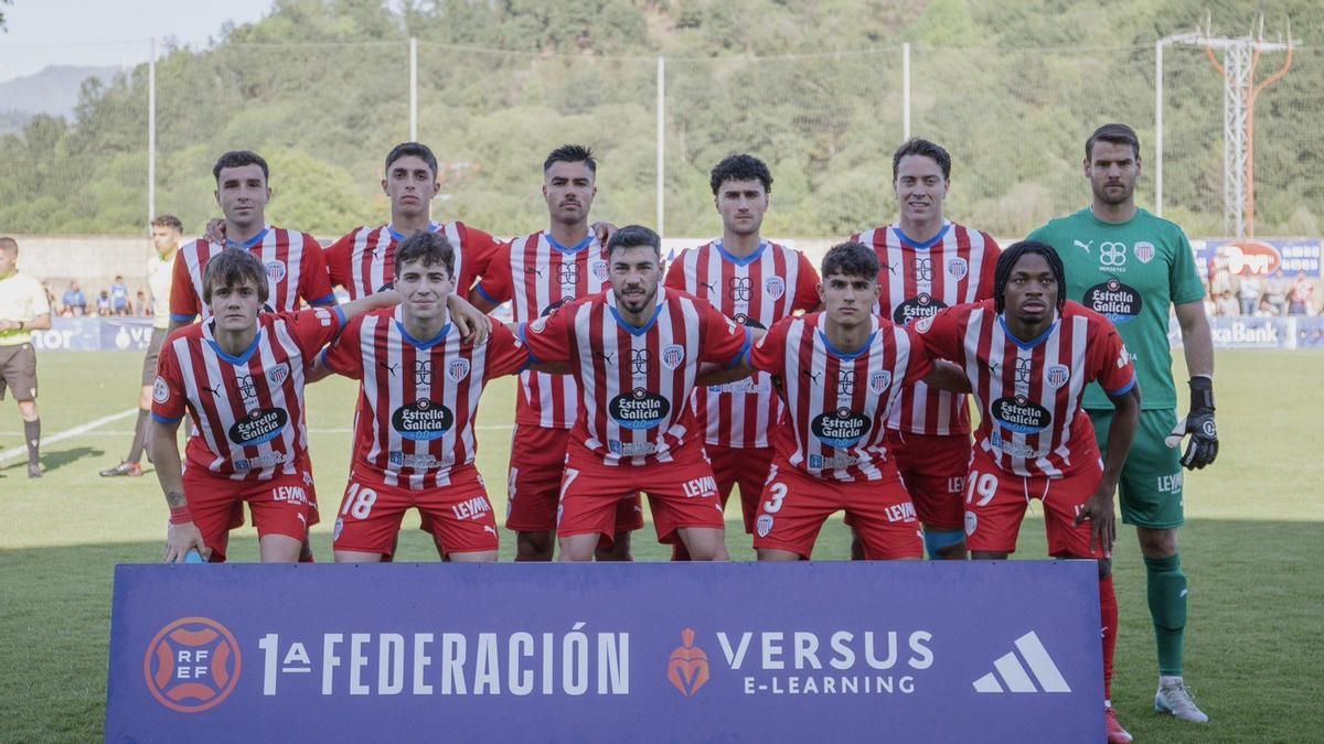 Juan Rodríguez, el tercero por la derecha, en un partido con el Lugo