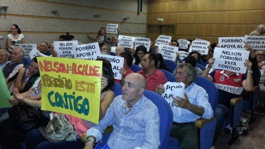 Los asistentes al pleno apoyaron a Nelson Santos