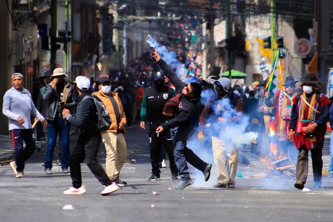 Bolivia se desliza hacia el abismo arrastrada por las crecientes protestas sociales contra el Gobierno de Rodrigo Paz