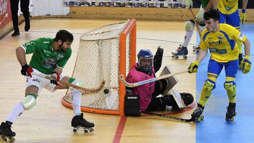 El portero del Asturhockey Aarón Candanedo y el debutante Carlos López, primero por la derecha, ayer, en el partido ante el Liceo.