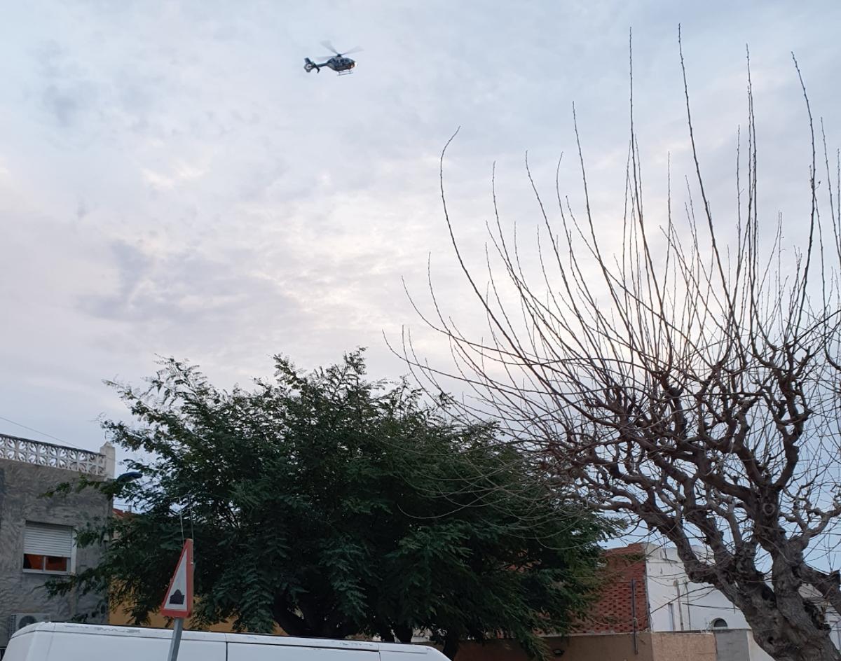 El helicóptero de la Policía Nacional sobrevolando Crevillent este martes