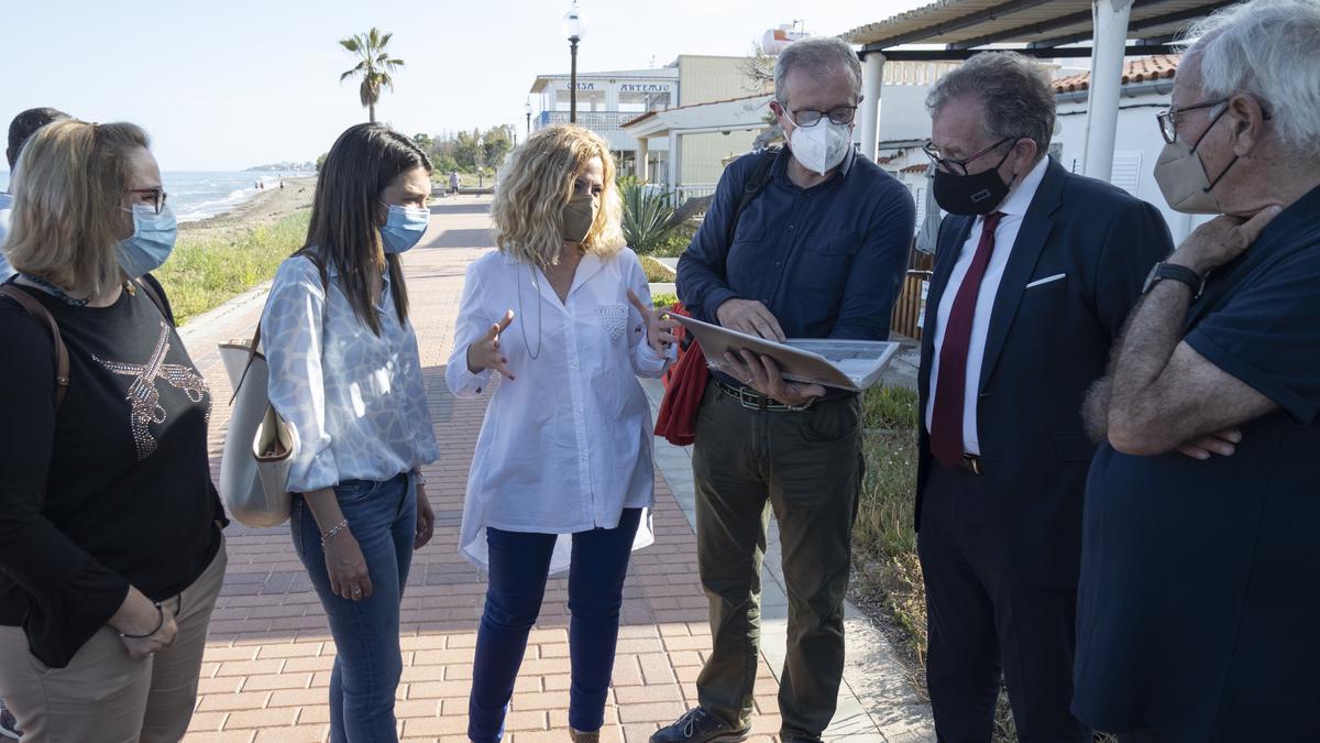 El presidente de la asociación de vecinos, Juanjo Agost, enseña unos documentos al presidente.