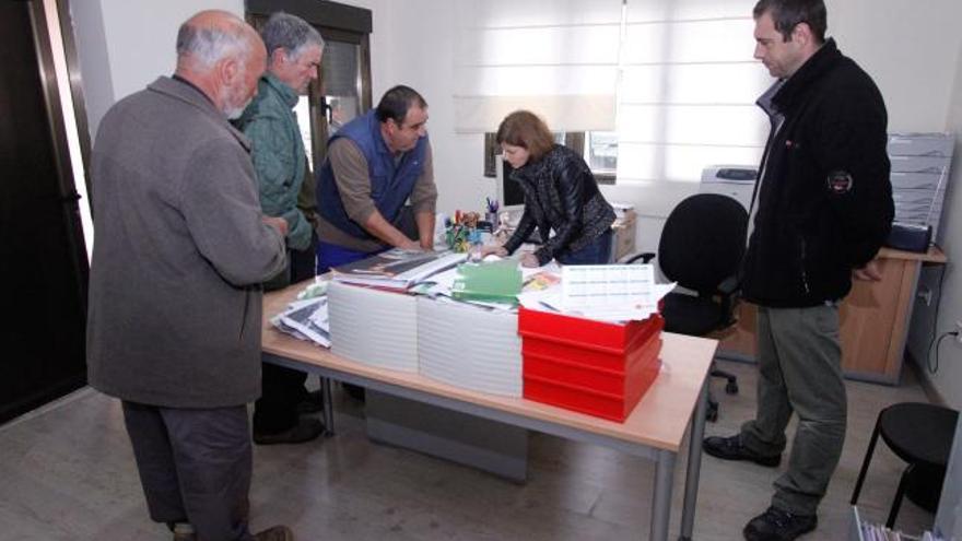 La secretaria atiende a un grupo de vecinos de Torregamones, en presencia del alcalde Francisco Javier Sánchez.