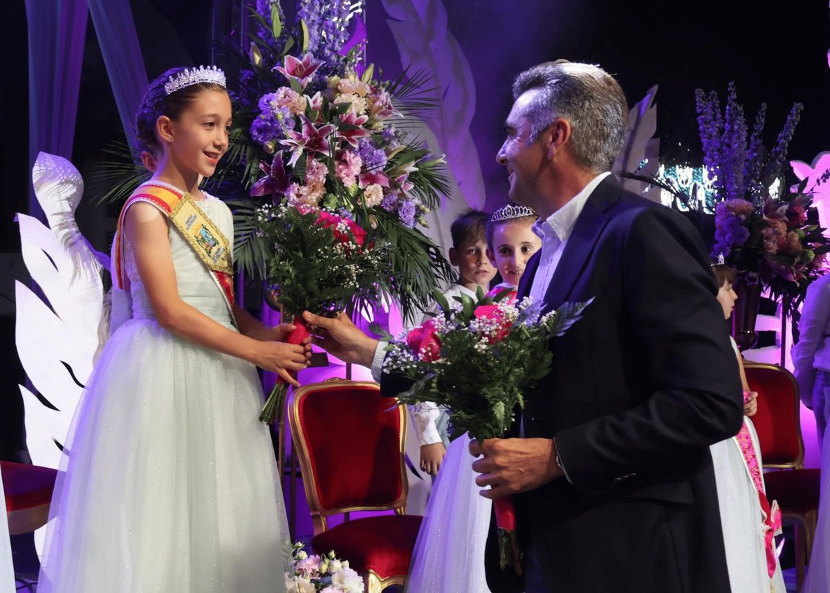 Acto de coronación de las reinas de las fiestas.