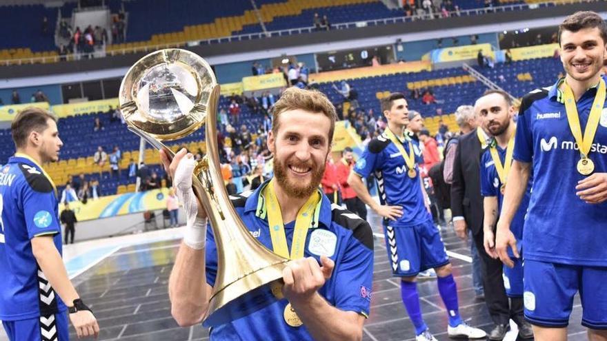 Pola, con el trofeo de la UEFA Futsal Cup lograda la pasada temporada. // @Pola_7FS