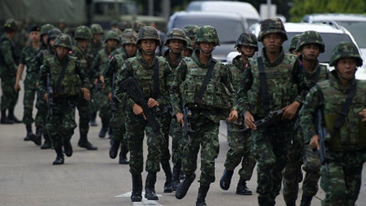 El Ejército tailandés se ha desplegado en las calles de Bangkok.