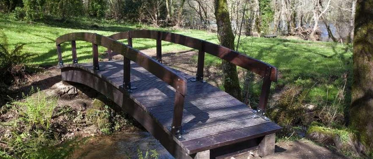 El nuevo puente que sustituye a la pasarela arrancada por las crecidas del río. // Bernabé/Cris M.V.