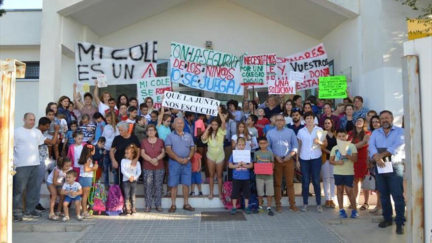 Protesta en el colegio de Silillos