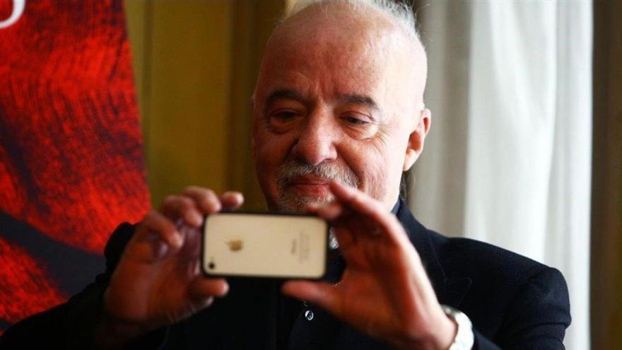 Paulo Coelho se burla de los que queman sus libros: &quot;Primero los compraron&quot;